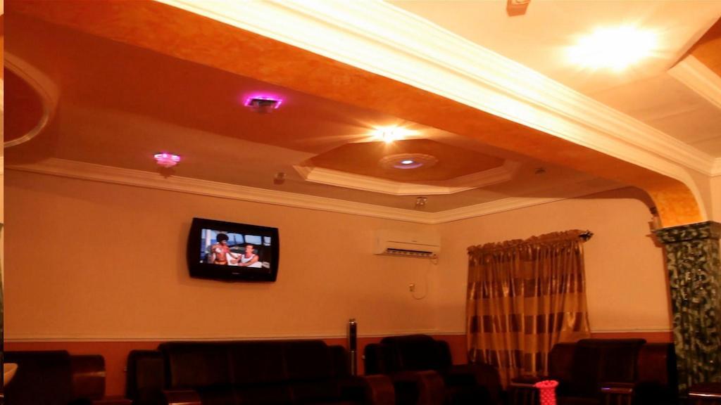 Hipoint Hotels And Suites Lagos Bagian luar foto